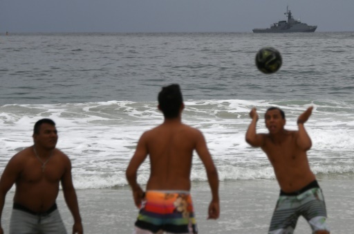 Des Bresiliens jouent au football sur la plage de  Copacabana, a Rio de Janeiro, le 21 juillet 2016