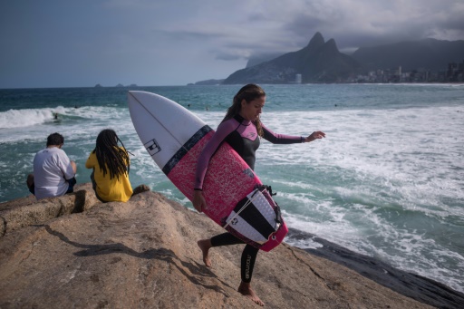 Une surfeuse s'apprête à s'adonner à son sport sur la plage d'Ipanema, à Rio de Janiero, le 30 juillet 2016 © Ed Jones AFP