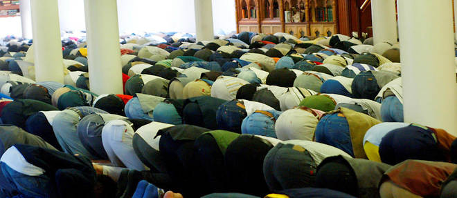 Des musulmans prient dans une mosquee. Image d'illustration.