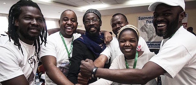 Les leaders de Balai citoyen (Burkina), Y en a marre (Senegal), Filimbi (RD Congo) et La Lucha (Congo) lors de l'ouverture du sommet des cyberactivistes africains (africtivistes) a Dakar, le 26 novembre 2015.