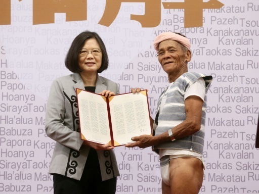 La presidente de Taiwan, Tsai Ing-wen et le chef indigene Capen Nganaen, a Taipei, le 1er aout 2016
