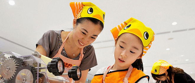 Institution. A Yokohama, pres de Tokyo, un musee de la nouille accueille les visiteurs, notamment des ecoliers venus fabriquer leurs propres "cup noodles".