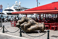 Art. Jusqu'au 5 octobre, cinq oeuvres monumentales du plasticien Bernard Bezzina sont exposées dans les rues de Saint-Tropez. Ici un fragment de main ddevant chez Sénéquier. ©Julien Faure pour Le Point