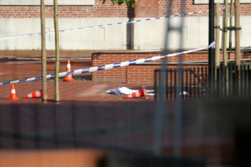 Une bâche a été disposée sur le sol à proximité de l'immeuble de la police, à Charleroi le 6 août 2016 © VIRGINIE LEFOUR BELGA/AFP
