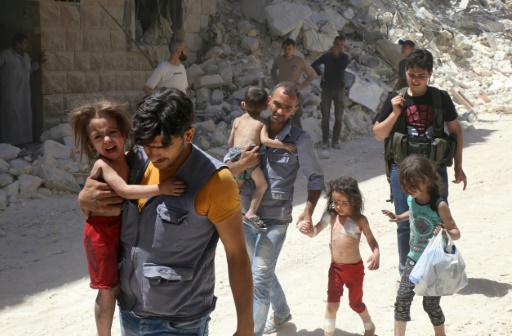 Des civils le 25 juillet 2016 dans la ville en ruines d'Alep en Syrie © Baraa Al-Halabi AFP