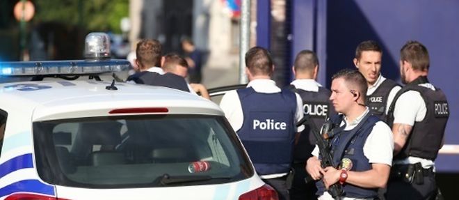 La police belge securise le lieu de l'attaque dans la ville de Charleroi au sud du pays, le 6 aout 2016