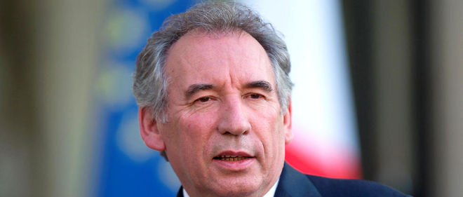"Il faut des decisions importantes qui permettent de sortir des ghettos, qui permettent aux gens de se rencontrer", a declare Francois Bayrou.