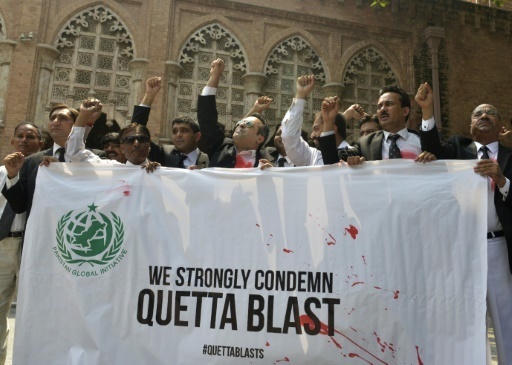 Des avocats pakistanais crient des slogans pour protester contre l'attaque-suicide qui a vise leurs confreres, a Lahore le 9 aout 2016