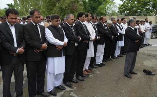 Des avocats pakistanais lors d'une cérémonie d'hommage à leurs collègues tués lors d'une attaque suicide, à Islamabad le 9 août 2016 © AAMIR QURESHI AFP