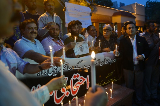 Des journalistes pakistanais lors d'une cérémonie d'hommage à leurs collègues tués lors de l'attaque suicide de Quetta, à Lahore le 8 août 2016 © ARIF ALI AFP