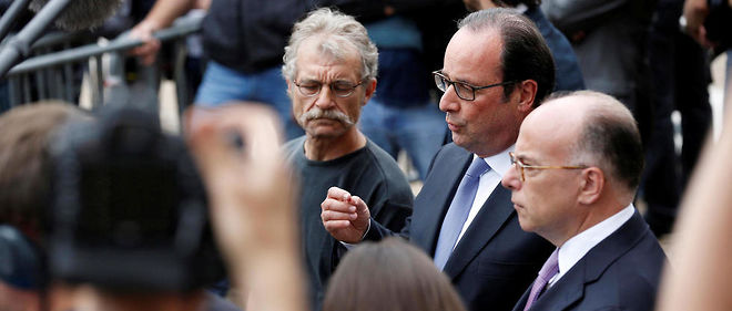 Francois Hollande a Saint-Etienne-du-Rouvray le 26 juillet 2016, entoure du maire de la ville Hubert Wulfranc a gauche et de son ministre de l'Interieur Bernard Cazeneuve.