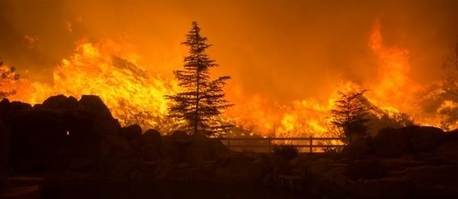 Les flammes d'un gigantesque incendie se reflechissent dans les eaux, le 23 juillet 2016 pres de Santa Clarita en Californie