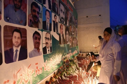 Veillee a Quetta, au Pakistan, le 9 aout 2016, pour rendre hommage aux victimes de l'attentat suicide
