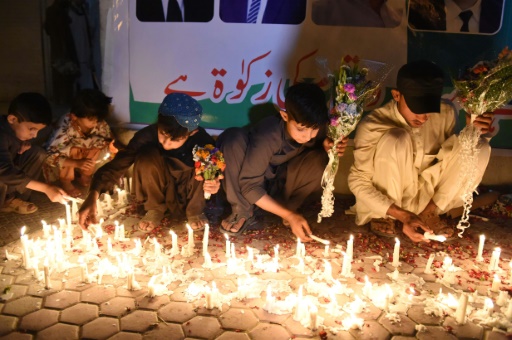 Des Pakistanais rendent hommage aux victime de l'attentat suicide qui a fait plus de 70 morts, le 9 août à Quetta, dans le sud-ouest du Pakistan © BANARAS KHAN AFP/Archives