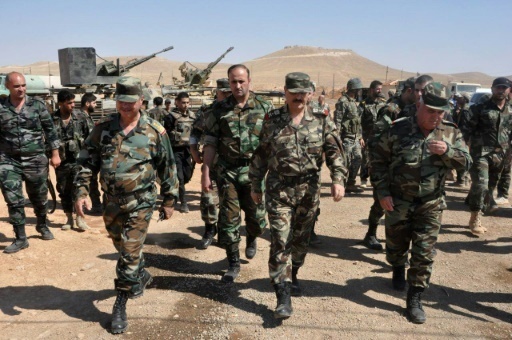 Une photo distribuee par l'agence officielle syrienne le 9 aout 2016 montre le commandant en chef de l'armee syrienne Fahd Jasem al-Freij (2E D) avec des officiers lors d'une visite a Alep
