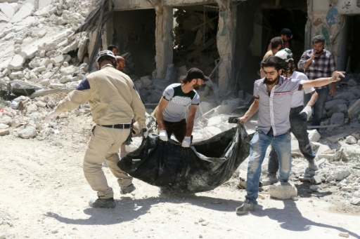 Évacuation d'un corps après un bombardement à Alep, en Syrie, le 14 juillet 2016 © THAER MOHAMMED AFP/Archives