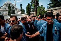 Coudées franches. Istanbul, le 17 juillet. Aux funérailles des victimes du coup d'État, le président Erdogan annonce une purge. ©Ozan Kose/AFP