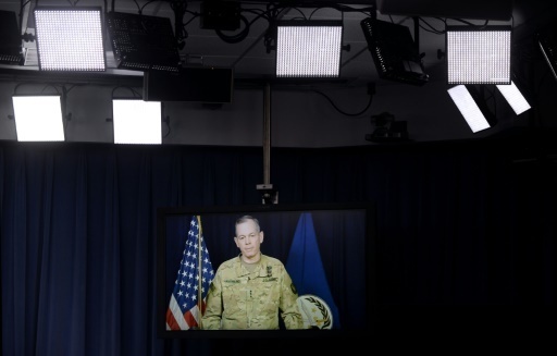 Le general Sean MacFarland, qui dirige la coalition anti-EI, s'exprime lors d'une visio-conference depuis Bagdad, le 1er fevrier 2016, a Arlington, en Virginie
