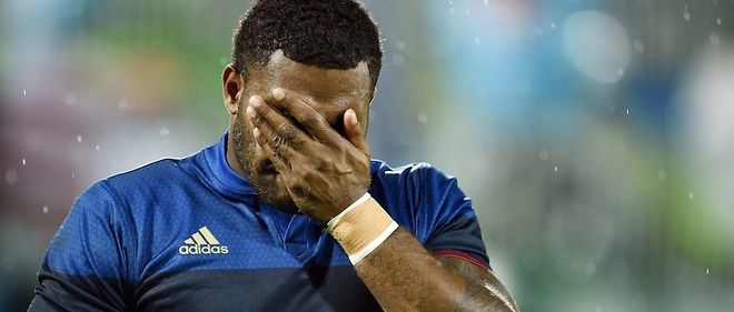 La tristesse de Virimi Vakatawa apres la defaite de l'equipe de France de rugby a sept contre le Japon, en quart de finale.