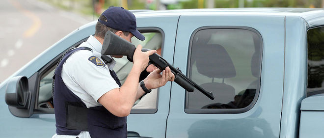 Un Canadien a ete tue mercredi soir par les forces de l'ordre dans une  petite localite de l'Ontario (centre), en lien direct avec ce que la  police avait qualifie plus tot de "menace terroriste potentielle".