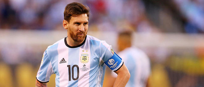 Messi avec son numero 10 de l'equipe d'Argentine en finale de la Copa America face au Chili.