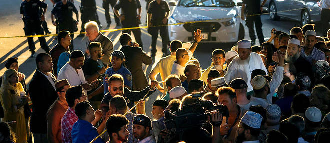De nombreux musulmans se sont rassembles sur la scene du crime a Ozone Park a New York apres le meurtre d'un imam et de son assistant.
