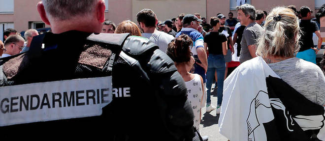 Rassemblement dans le quartier de Lupino a Bastia au lendemain d'une violente rixe sur une plage de Sisco.