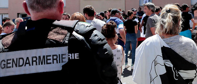 Dimanche 14 aout, une centaine de personnes s'est rassemblee devant la mairie puis la prefecture de Bastia pour protester de l'agression de la veille dans le petit village de Sisco.