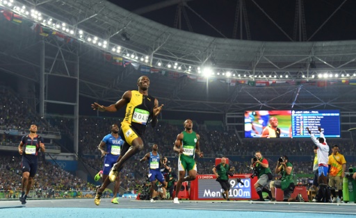 Usain Bolt devant ses concurrents à l'arrivée du 100 m des Jeux de Rio, le 14 août 2016 © OLIVIER MORIN AFP