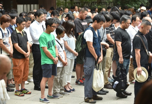 Une foule de Japonais viennent prier au sanctuaire patriotique Yasukuni de Tokyo, le 15 août 2016 © KAZUHIRO NOGI AFP