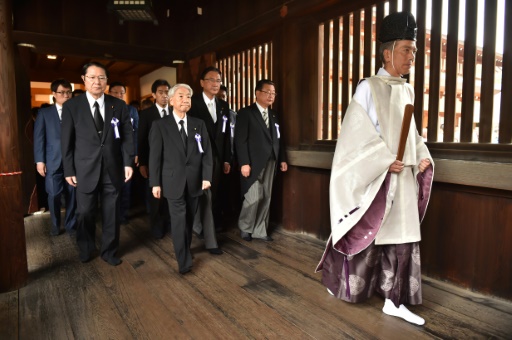 Près de 70 parlementaires se sont rendus en personne au sanctuaire patriotique Yasukuni, le 15 août 2016 à Tokyo, geste qui risque une fois de plus de susciter l'ire de la Chine et de la Corée du Sud © KAZUHIRO NOGI AFP