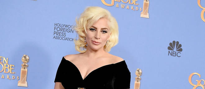 Lady Gaga pose avec son Golden Globe decroche grace a son role dans American Horror Story : Hotel en 2016.