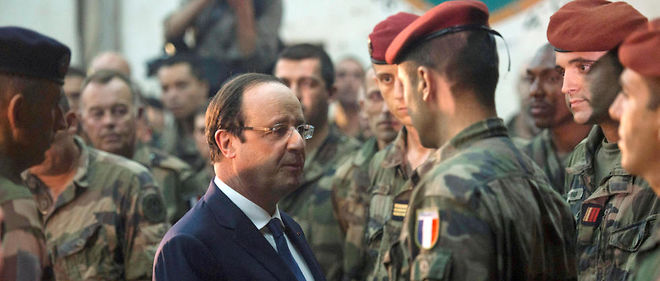 Devoir. Apres la mort de deux soldats francais, Francois Hollande s'est rendu a Bangui, en Centrafrique, le 10 decembre 2013 : "Des soldats sont morts la-bas, et c'est moi qui les ai envoyes."