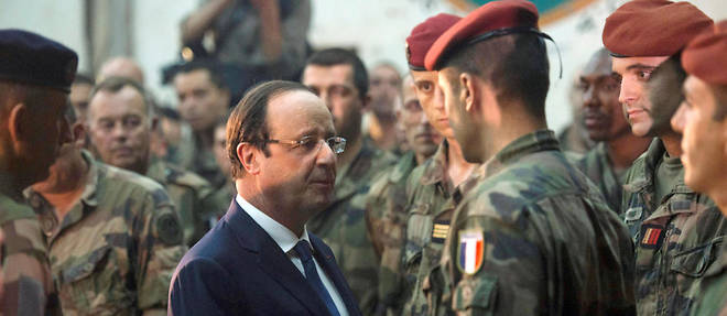 Devoir. Apres la mort de deux soldats francais, Francois Hollande s'est rendu a Bangui, en Centrafrique, le 10 decembre 2013 : "Des soldats sont morts la-bas, et c'est moi qui les ai envoyes."