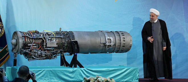 Le 21 aout, Hassan Rohani pose devant le premier moteur turboreacteur iranien.