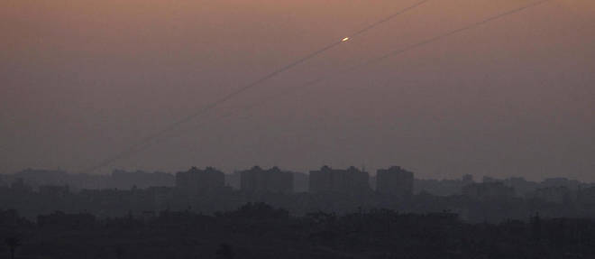 Une roquette tiree de la bande de Gaza vers Sderot le 24 aout 2014. Depuis la derniere guerre entre Israel et le Hamas, c'est la premiere fois qu'une roquette est de nouveau tiree vers Sderot. Elle n'a pas fait de victimes.