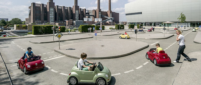 A Wolfsburg, l'usine de la Golf figee par un conflit avec deux fournisseurs, ce sont surtout les voitures a pedales que l'on verra rouler cette semaine