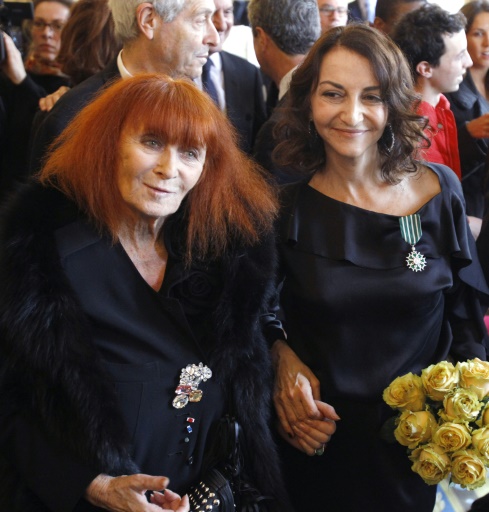 Nathalie Rykiel (d) accompagne sa mère Sonia Rykiel, à la remise de la décoration de Chevalier de l'ordre des Arts et des Lettres, le 22 janvier 2010 à Paris © PATRICK KOVARIK AFP/Archives