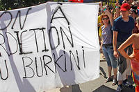 Les militants du NPA manifestent contre les arr&ecirc;t&eacute;s anti-burkini