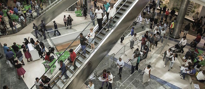 Les clients se pressent le 28 avril 2016 dans le "Mall of Africa" a Midrand, en Afrique du Sud. Le "Mall" est plus grand centre commercial d'Afrique. 
