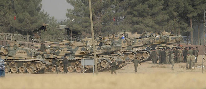 Des tanks turcs passent la frontiere avec la Syrie pour appuyer les rebelles dans le nord du pays.