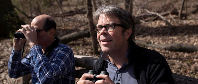 Drole d'oiseau. Seance de birdwatching pour Jonathan Franzen (a droite) a Central Park, New York, en avril 2015.