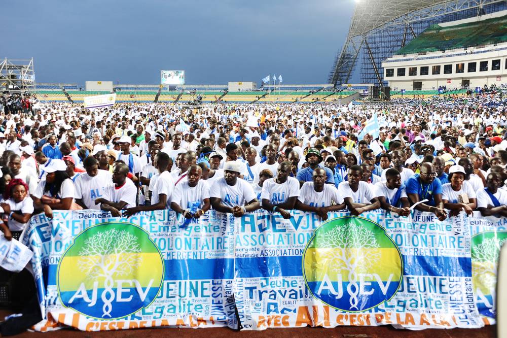 La foule amassée devant le stade de l'Amitié Angondje le 13 août 2016. ©  WPP