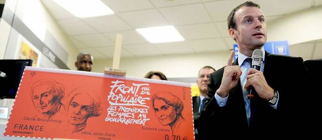 Emmanuel Macron, sa Cartier Tank au poignet, lors de la presentation du timbre celebrant le 80e anniversaire du Front populaire, dans un bureau de poste de Montreuil, le 6 juin 2016.