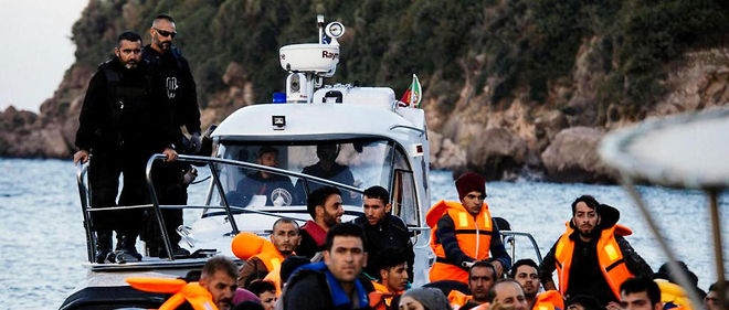 En Grece, des gardes-cotes portugais de Frontex escortent une embarcation chargee de migrants.