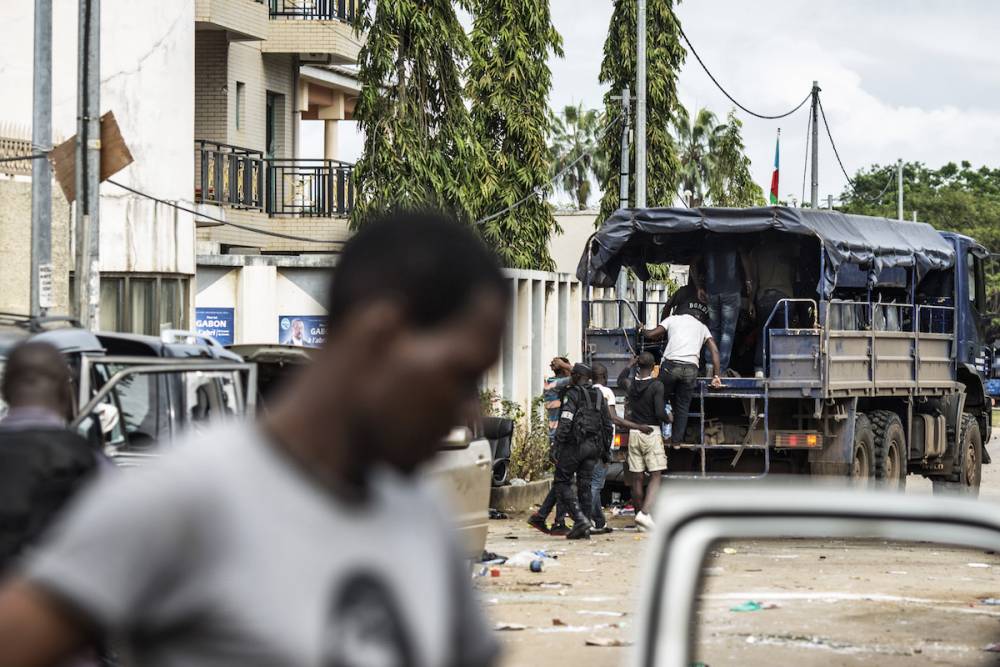 Des manifestants partisans de Jean Ping sont embarqués dans des cars de la sécurité gabonaise le 1er septembre 2016.  ©  AFP PHOTO / MARCO LONGARI