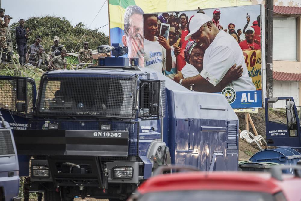 Un car de police dans la circulation à Libreville le 30 août 2016.  ©  AFP PHOTO / MARCO LONGARI
