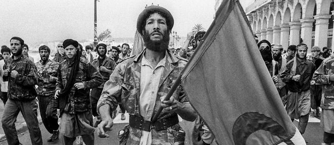 Insurrection. Mai 1991, le FS appelle a une greve illimitee pour exiger une election presidentielle anticipee. Des commandos et des << Afghans >> portant la tenue de moudjahidin defilent dans les rues d'Alger. 