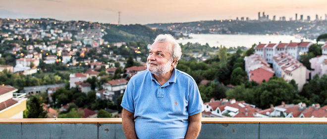 Nedim Gursel chez lui, a Istanbul, le 25 aout.