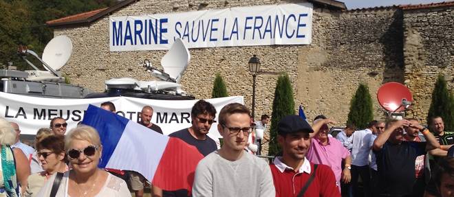 Vendeurs de merguez et de boissons aux tee-shirts barres de slogans << Brachay, je suis FN >>, militants a casquette arborant parfois la flamme frontiste sur leurs vetements ou secouant le drapeau francais formaient un comite de plusieurs centaines de personnes venues soutenir Marine Le Pen.